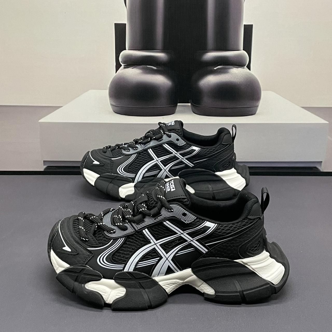 Men's ultra-light mesh dad sneakers in black, silver, and white with round toe and lace-up closure