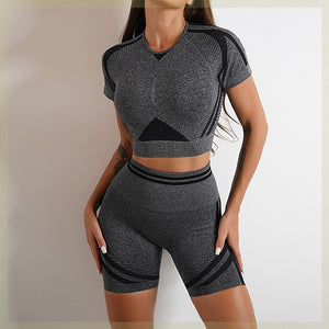 Seamless women's sports set with long-sleeve top and yoga pants in various colors