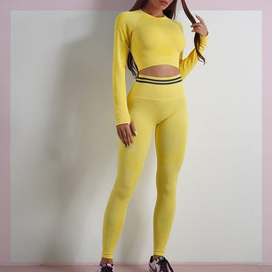 Seamless women's sports set with long-sleeve top and yoga pants in various colors