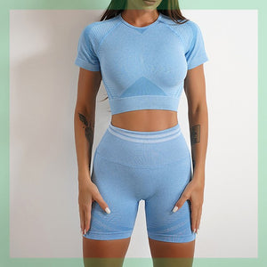 Seamless women's sports set with long-sleeve top and yoga pants in various colors