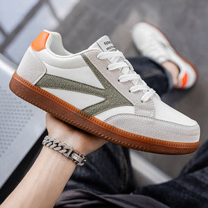 Men's retro trainer casual sports shoe with lace-up closure and rubber crepe sole