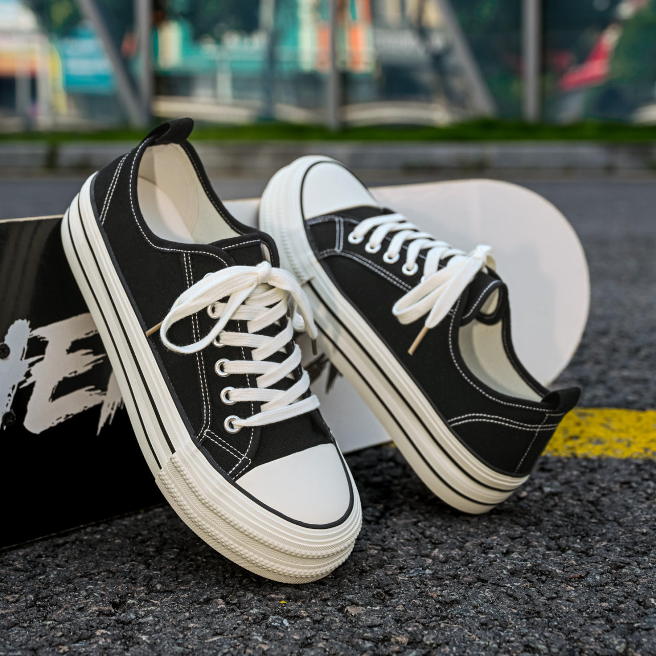 Men's low-top canvas sneakers in black and white and black khaki colors