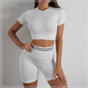 Seamless women's sports set with long-sleeve top and yoga pants in various colors